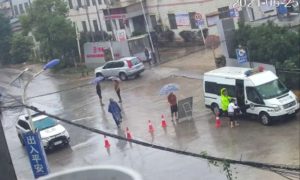 长沙两女子路遇涵洞积水“拦路”，交警：快上车！缩略图