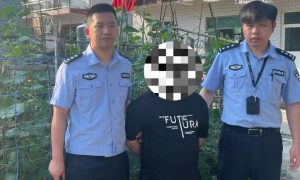 拎着礼物却是来盗窃的？男子称我是来“借钱”的缩略图