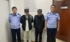 青岛警方：两男子凌晨张贴“涉黄”小广告被当场抓获！缩略图