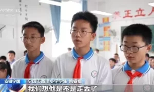 这群小学生走着走着 “捡”了一个小孩儿……缩略图