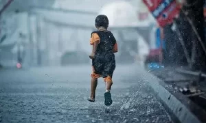 做梦在大雨中奔跑 做梦在雨天行走缩略图