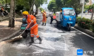 海口一骑行道地沟油溢出，致多人摔伤缩略图