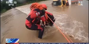 海南昌江油罐车冲入河道 3人被困车顶成功获救缩略图