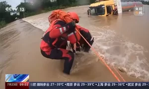 海南昌江油罐车冲入河道 3人被困车顶成功获救缩略图