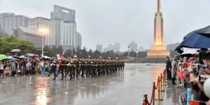 大雨中的南昌八一广场，这一幕幕震撼人心！缩略图