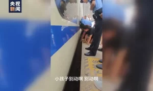 惊险一幕！幼童掉入站台列车缝隙 众人合力救起缩略图