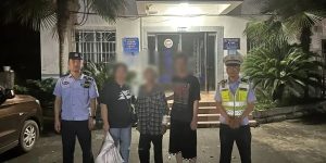 危险！八旬老人高速“逆行”，桂林民警百米冲刺救人缩略图