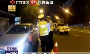 男子吃了一根棒冰上路险成酒驾，交警提醒缩略图