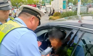 男子等红绿灯睡着 巢湖交警一查竟是醉驾缩略图