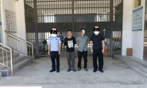 叫嚣、推搡、拉扯民警，五指山警方拘留两人！缩略图