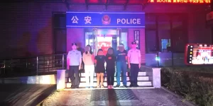 百万粉丝网红直播现场被抓！母女等4人被拘缩略图