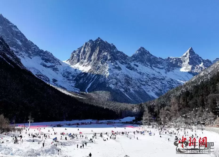 四川毕棚沟冰雪世界引游人插图