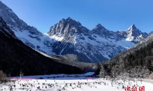 四川毕棚沟冰雪世界引游人缩略图