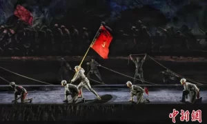 中国大型长征文化沉浸式演艺剧目《伟大转折》2.0版在贵州遵义上演缩略图